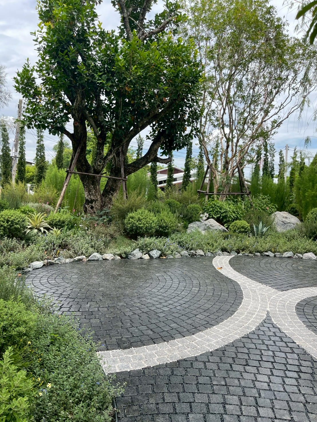 หินลูกเต๋าปูพื้น COBBLESTONE แบบวงกลม MODERN DECOR รุ่นซิมพลี ผิวพ่นไฟ ข้างตัดธรรมชาติ 50X50X3 ซม. หินธรรมชาติแกรนิตสีดำ_5
